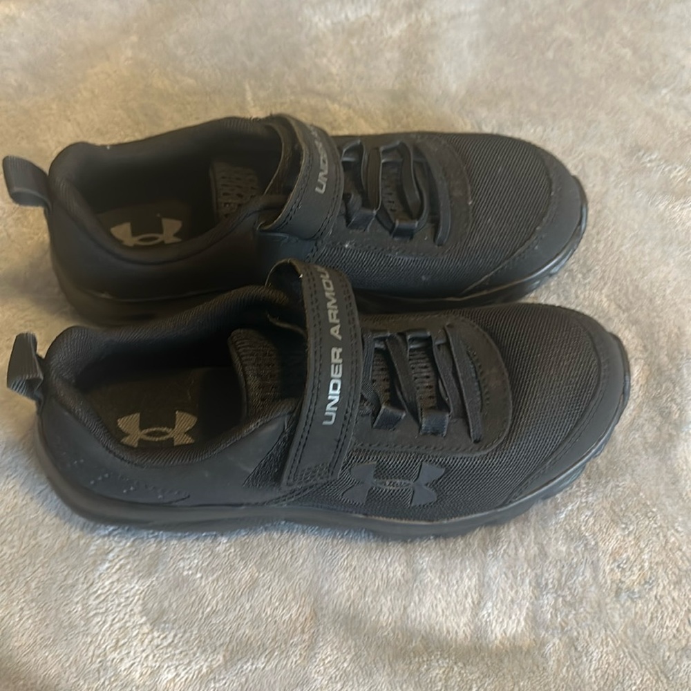 Boy’s Under Armor sneakers. Size 3.